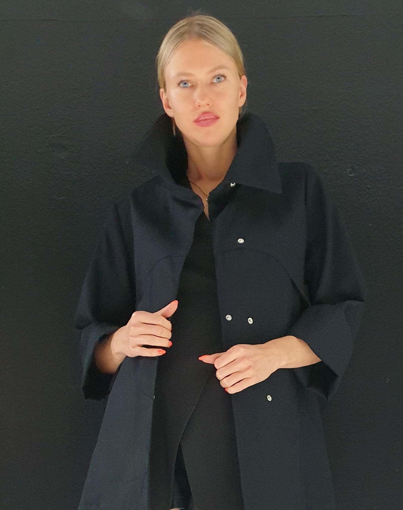 La petite veste en piqué de coton noir AUDREY