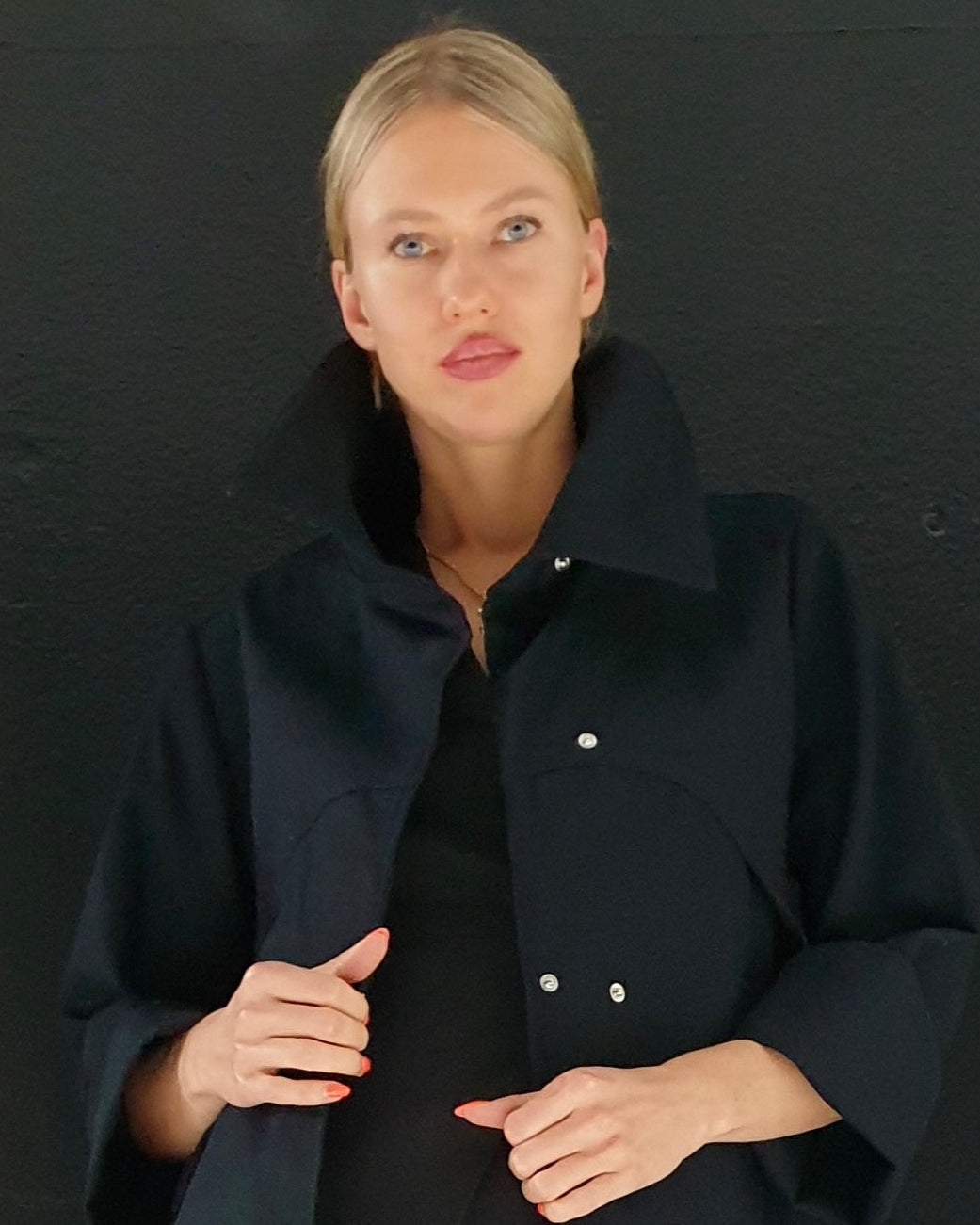 Audreys sorte sommerjakke i piqué-bomuld til kvinder